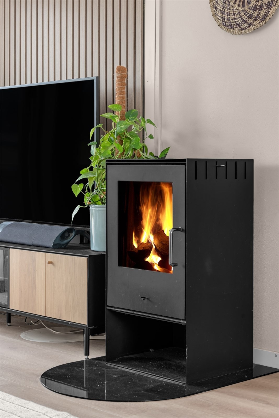 En peisovn med glassdør gir ekstra varme og hygge på kalde dager. Galleribilde