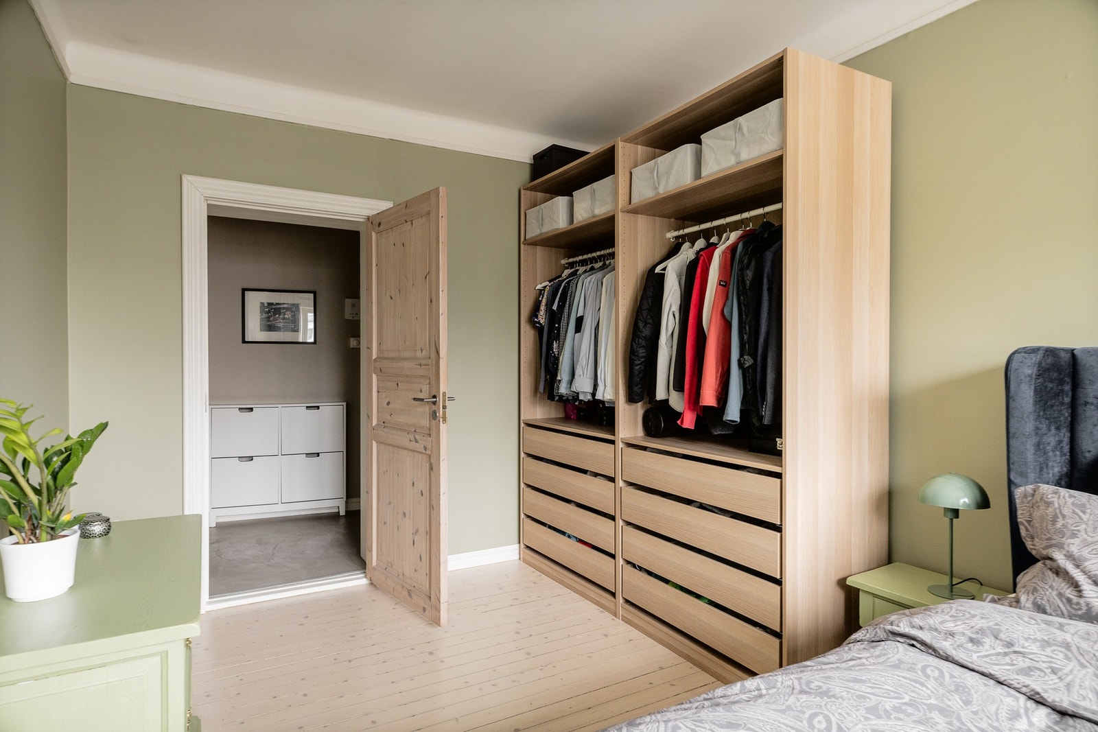 Åpent garderobeskap blir stående til ny eier. Galleribilde