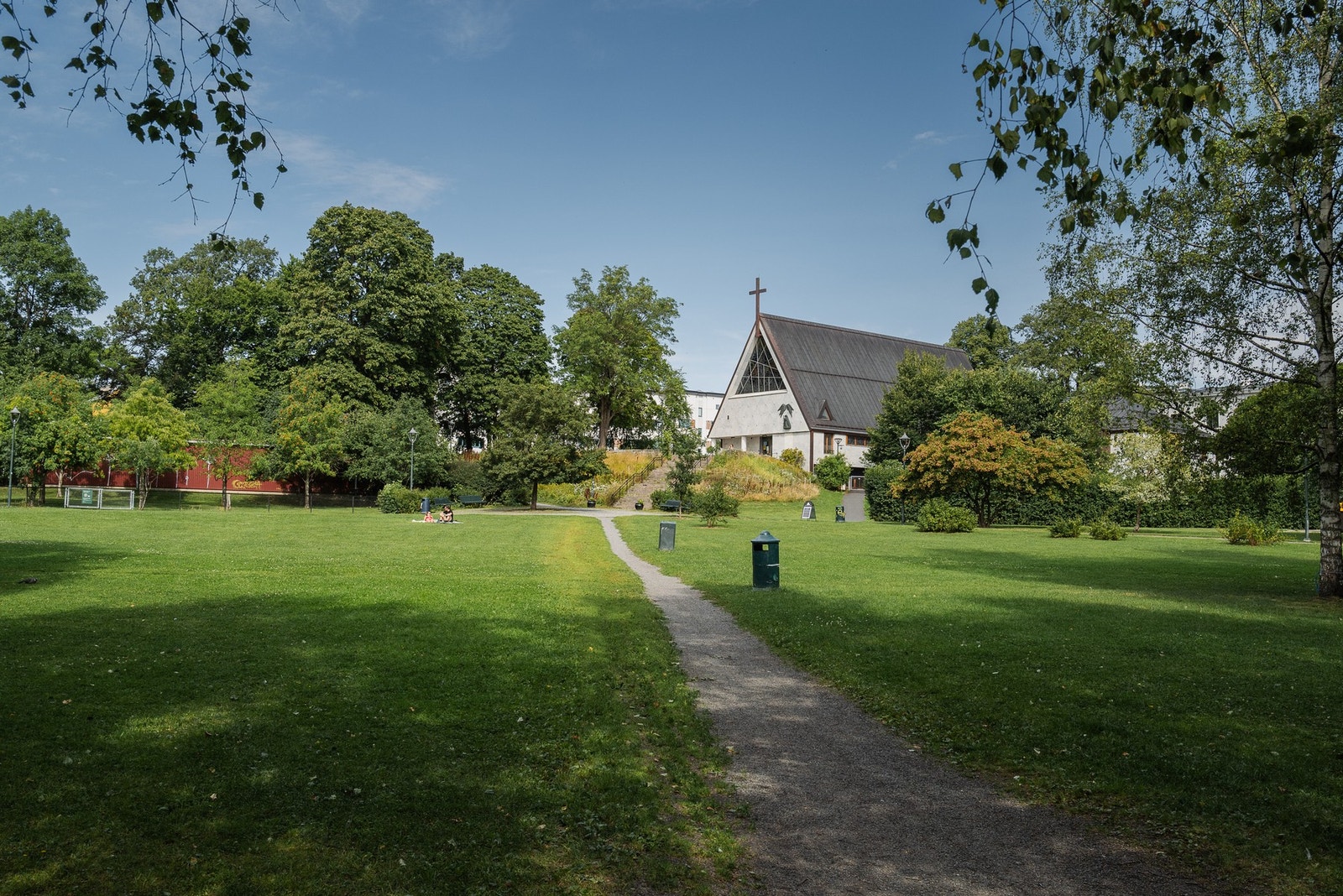 Her bor man svært sentral beliggenhet med kort vei til dagligvarebutikker, offentlig kommunikasjon og parker Galleribilde