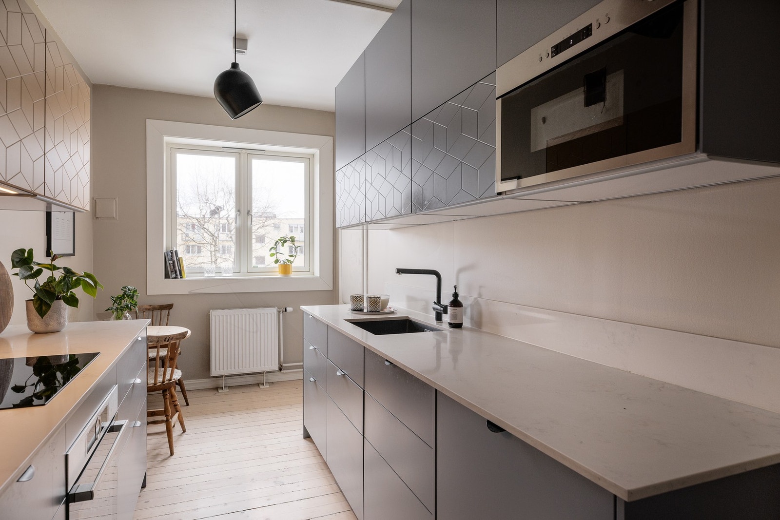 Kjøkkenet er virkelig leilighetens hjerte - her er det en spennende innredning fra 2019 fra Superfront. Galleribilde
