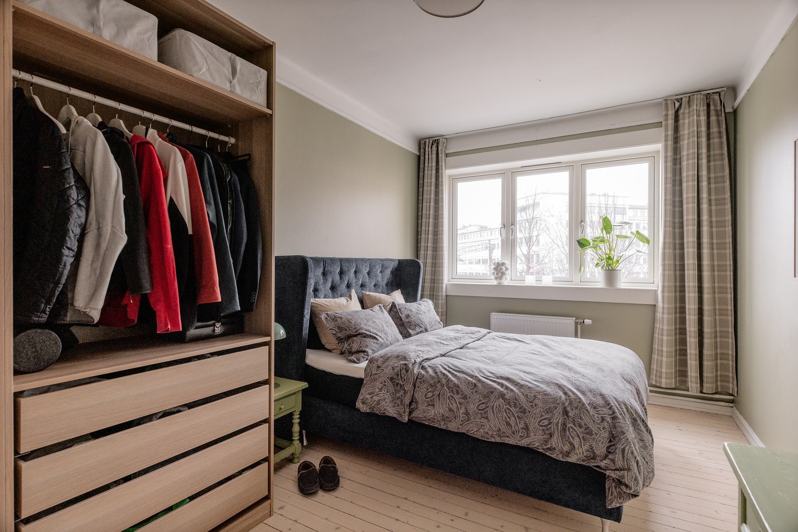 Leiligheten har et romslig soverom med plass til stor dobbeltseng, nattbord og garderobeskap. Galleribilde