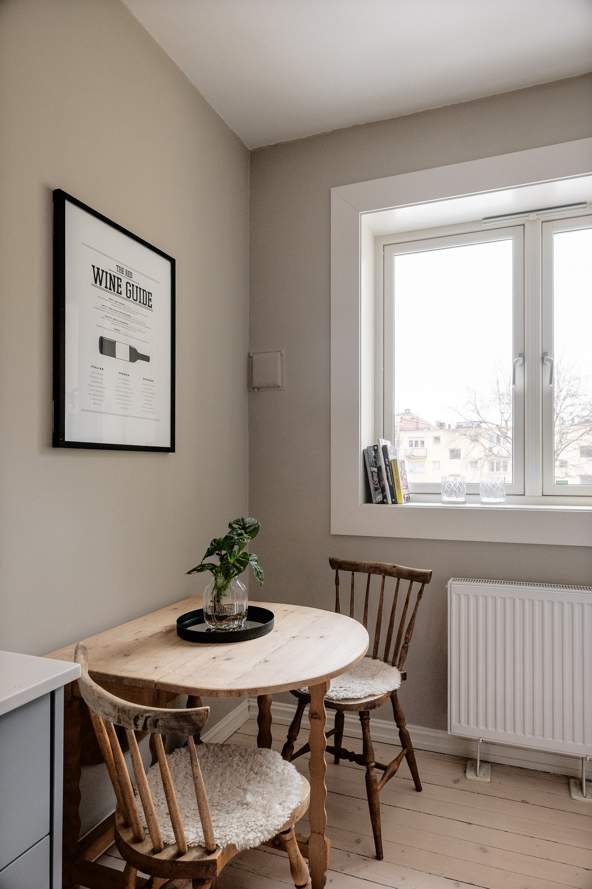 Også på kjøkkenet har du plass til et spisebord. Galleribilde