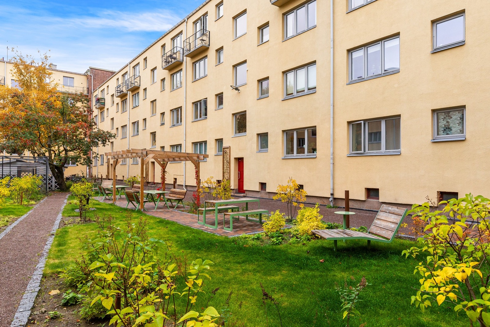 Gården er meget pen og velholdt med tre store og flotte hageanlegg. Galleribilde