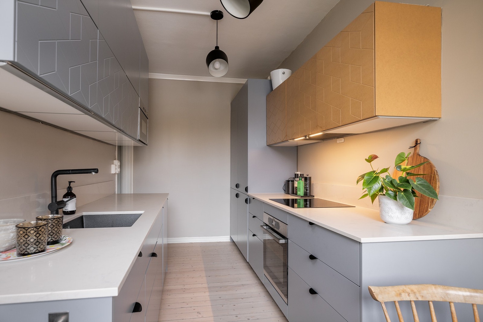 Videre har kjøkkenet integrert stekeovn med koketopp, kjøle-/fryseskap, oppvaskmaskin og microbølgeovn. Integrert plass for vaskemaskin. Galleribilde