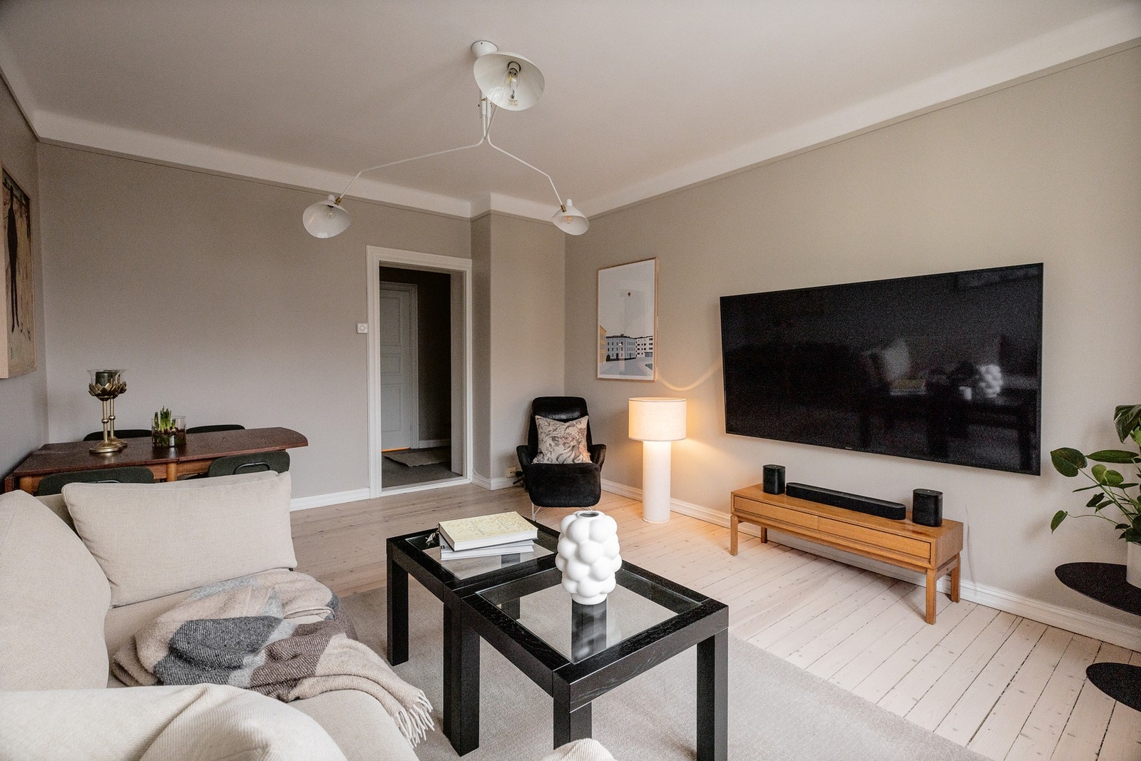 Lys og luftig stue med store vindusflater og takhøyde på 2,70 m som gir rikelig med naturlig lys og en flott romfølelse. Galleribilde