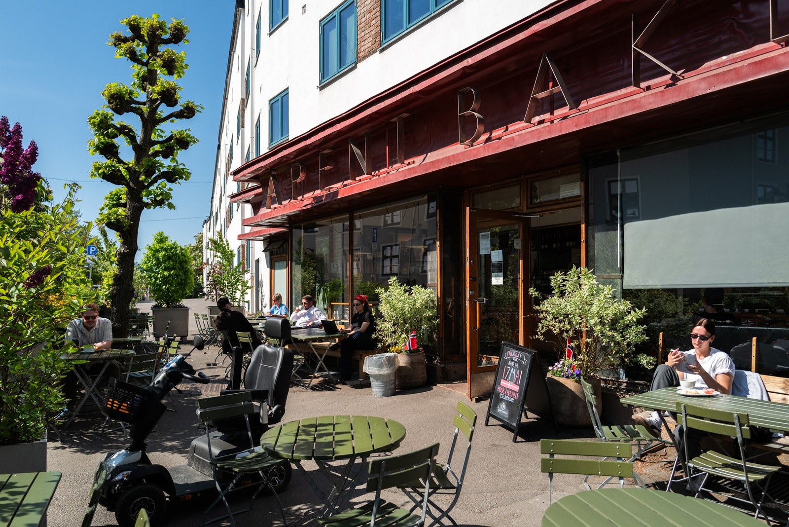 Åpent Bakeri i Hans Nielsen Hauges gate med nydelig bakst på dagtid og smakfull pizza på kveldstid. Galleribilde