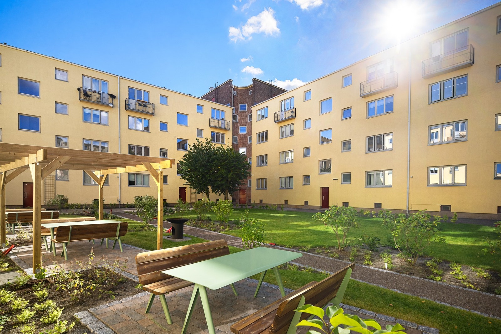 For de som er interessert i å dyrke grønnsaker eller blomster kan man få tildelt sin egen i pallekarm i hagen etter venteliste. Galleribilde