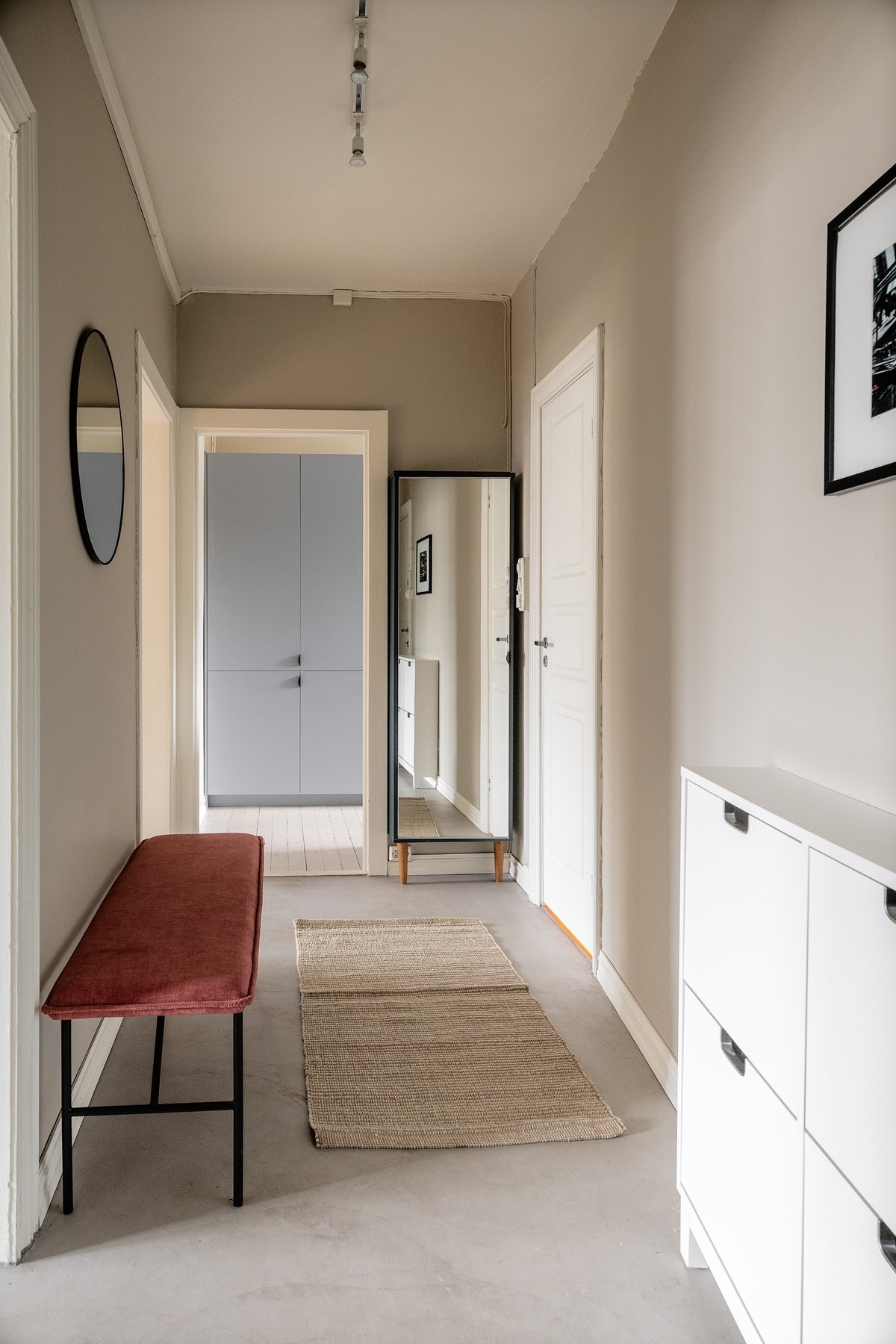 Flott, romslig entré med god plass til oppheng/klesskap/skoskap - her ble det lagt mikrosement på gulv i 2024. Galleribilde