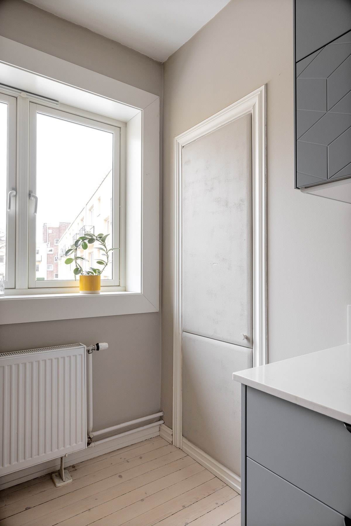 Fra kjøkkenet har du tilgang til et praktisk kott. Galleribilde