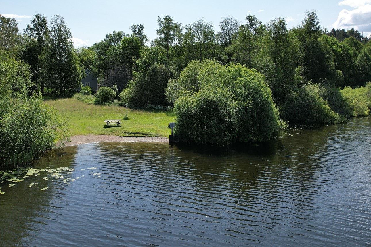 Her er naturen rett utenfor døra, med kort vei til rekreasjon og turmuligheter - perfekte omgivelser for morgenbad, turer og egentid. Galleribilde