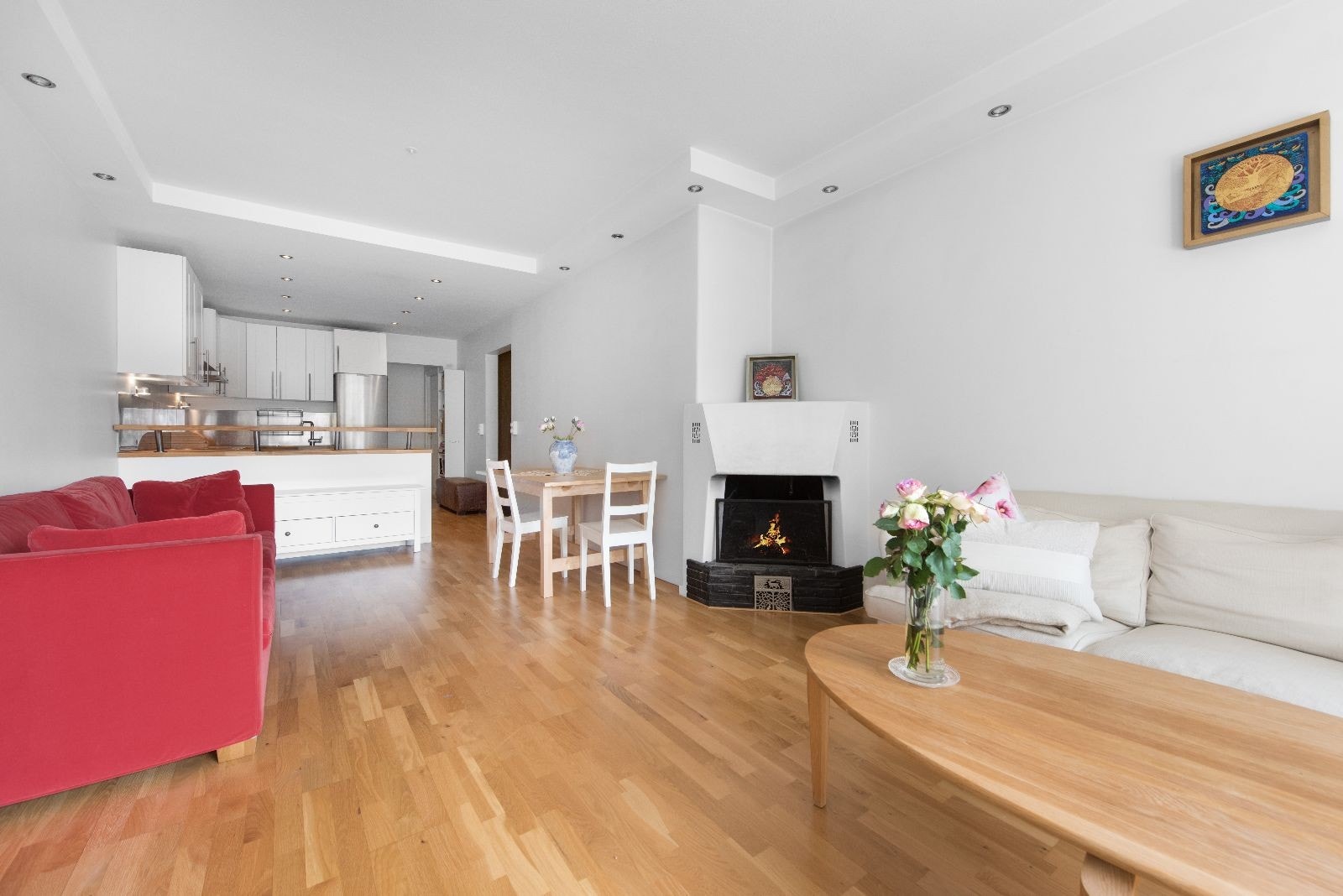 Fyring og varmtvann er inkludert i husleien. I stuen har du også peis som varmer godt på vinterstid. Galleribilde