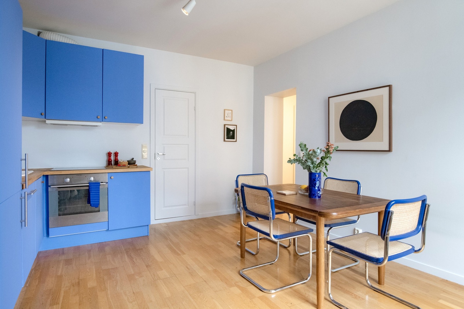 Stuen har god og moderne standard med lys trestavs parkett på gulv og glatte malte overflater. Galleribilde