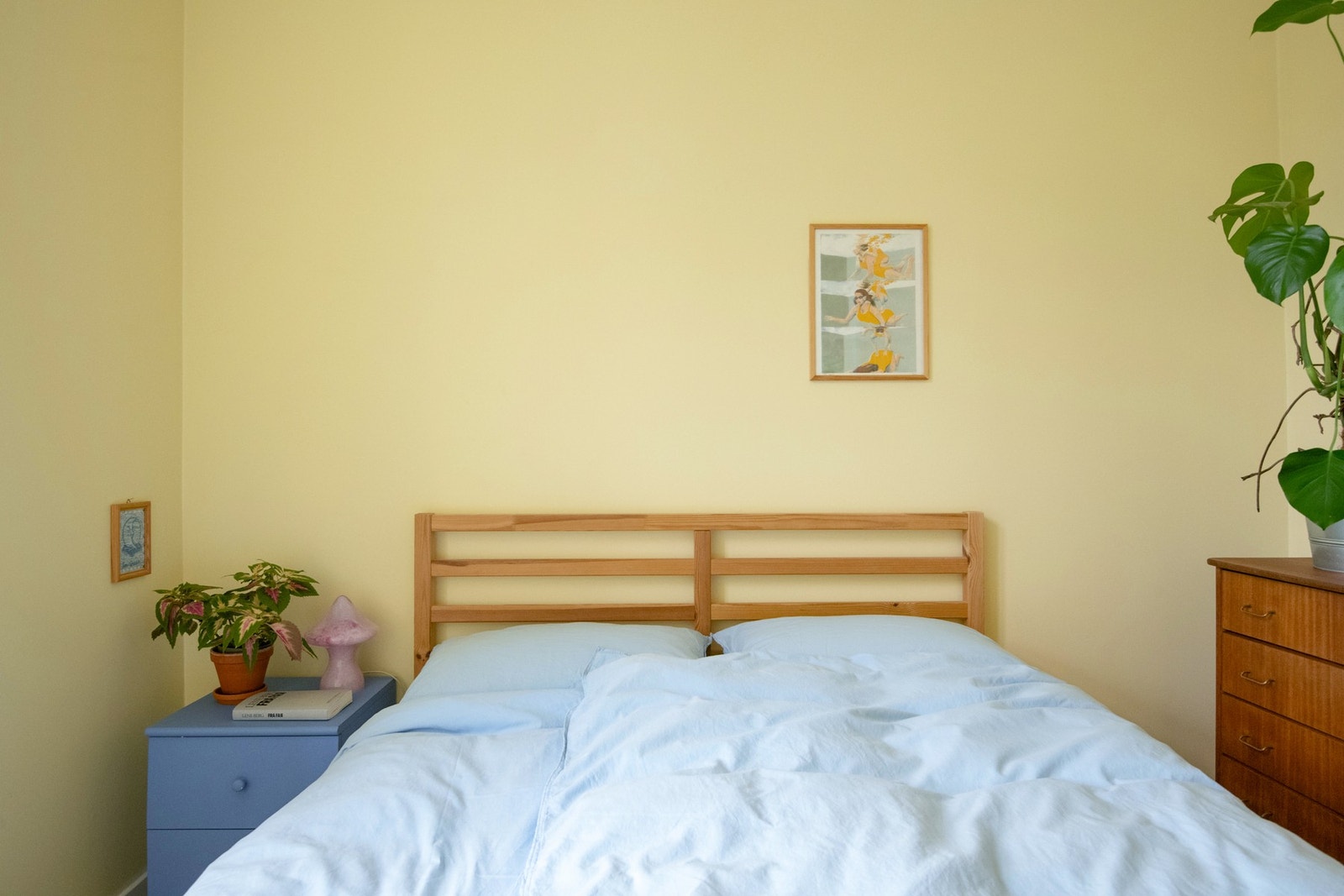 Her har du plass til dobbeltseng med tilhørende nattbord. Galleribilde