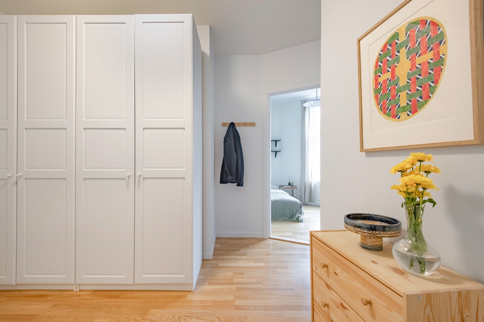 Entréen har god oppbevaringsplass i stor garderobeløsning som medfølger i handelen. Galleribilde