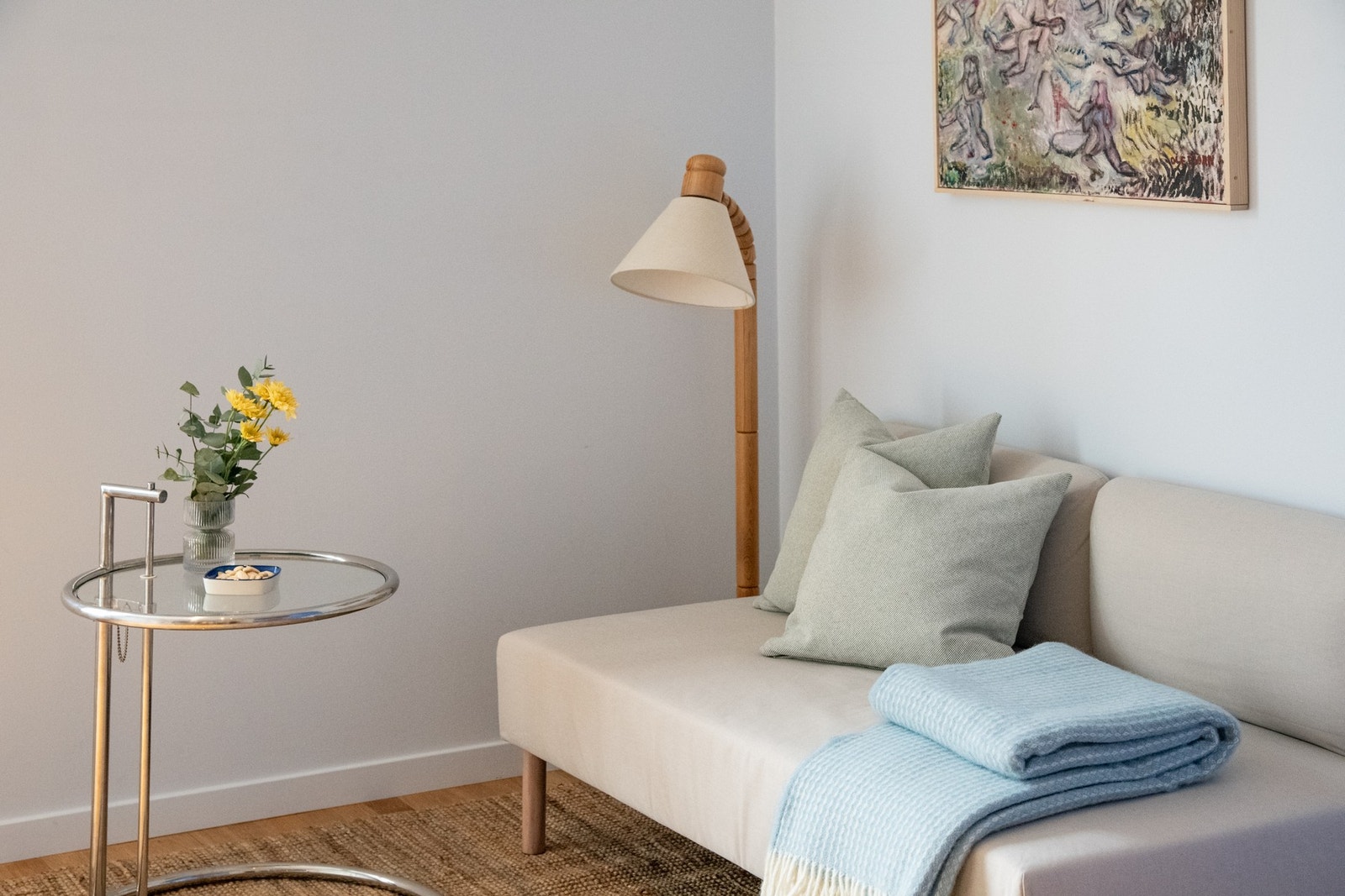 I stuen er har du god plass til både sofagruppe med salongbord og et spisebord. Galleribilde