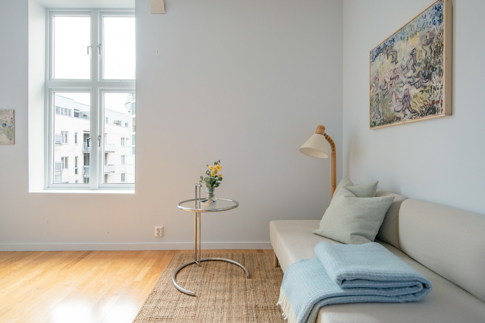 Lysinnslippet sammen med den gode takhøyden gir en luftig romfølelse. Galleribilde