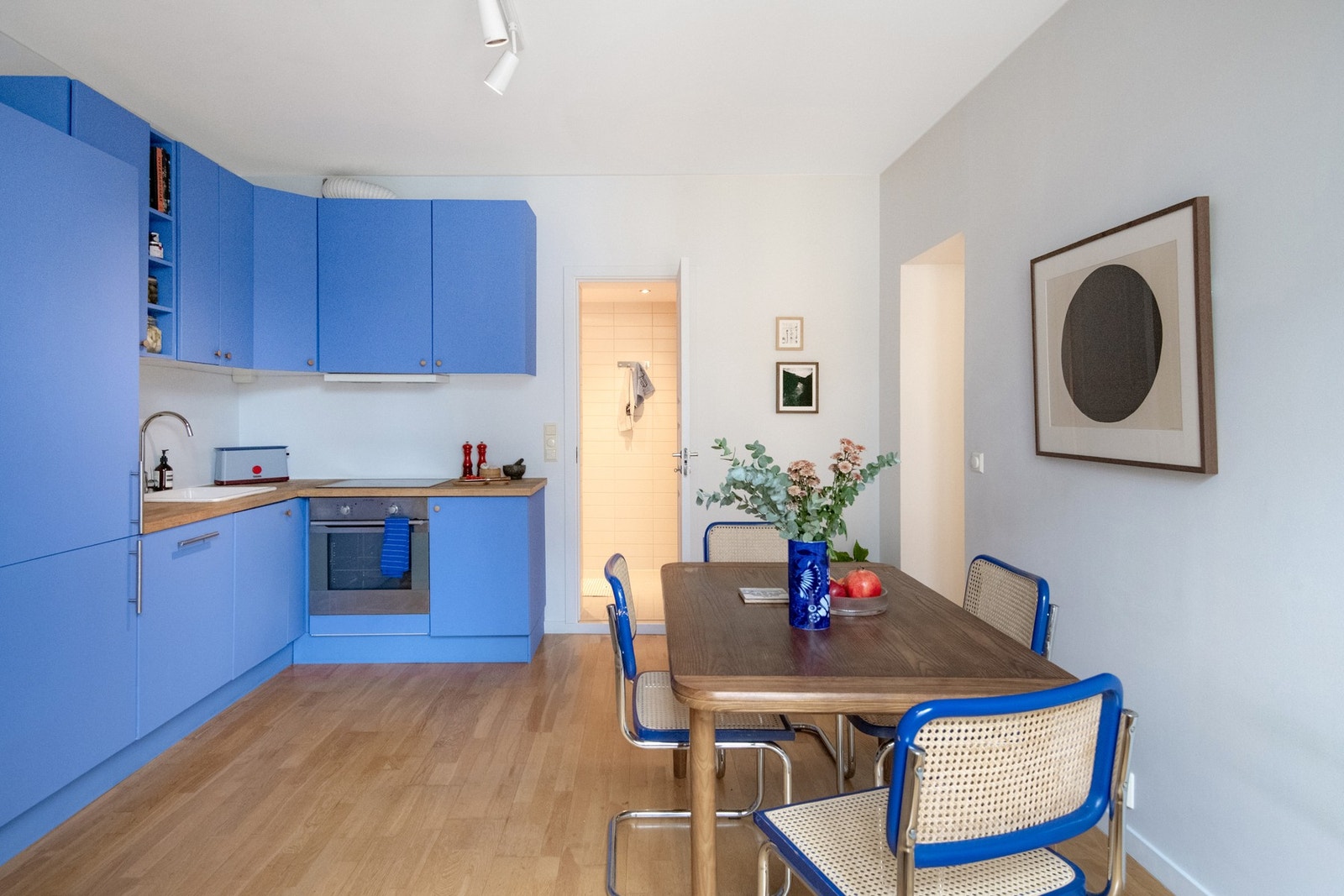 Kjøkkenet ligger i en fin, sosial og åpen løsning med stuen. Galleribilde