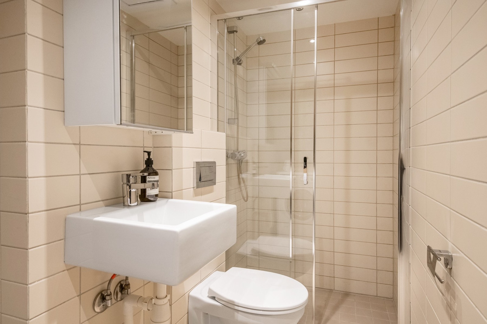 Leiligheten har et lyst flislagt baderom. Baderommet har elektriske varmekabler i gulv og mekanisk avtrekk. Galleribilde