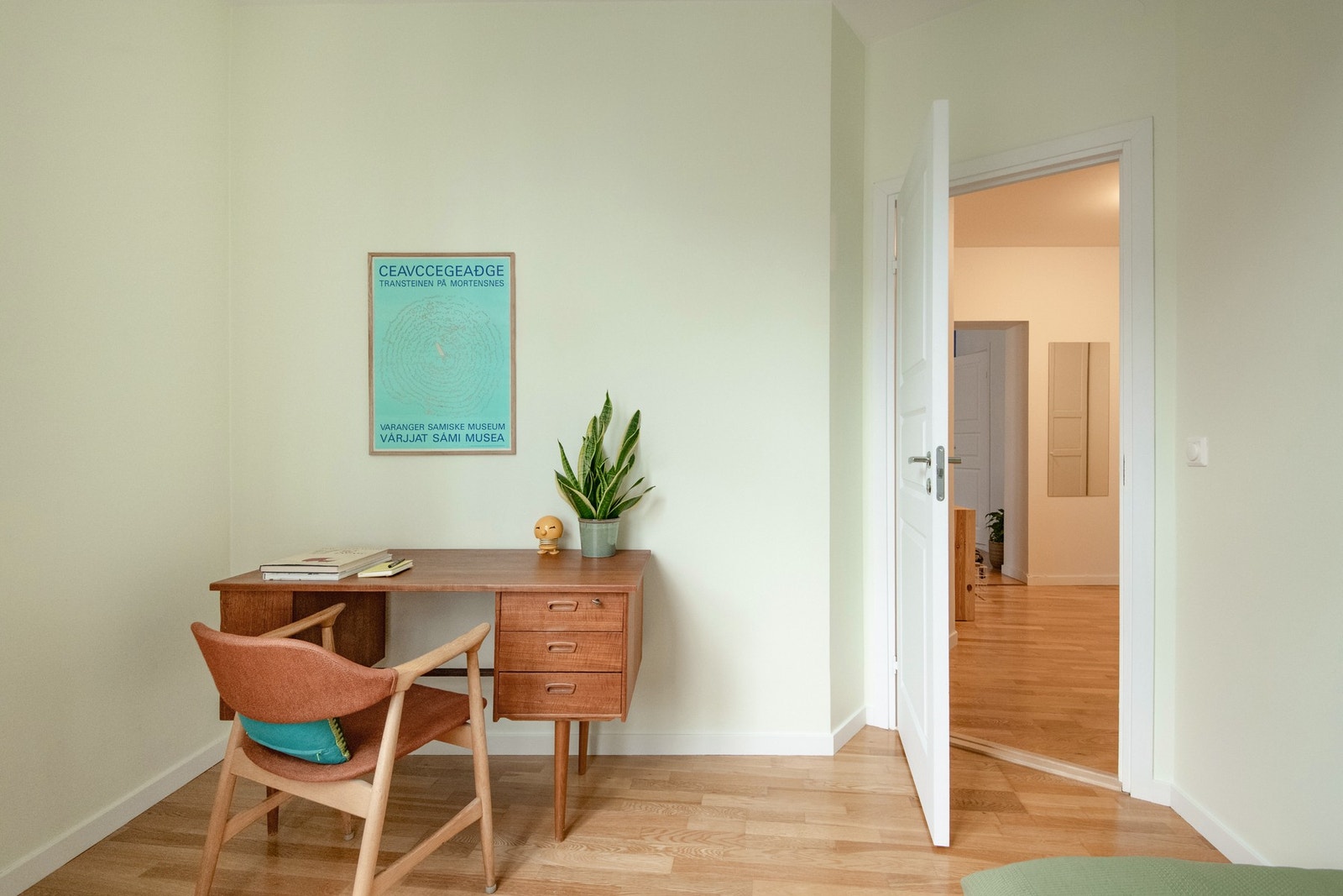 Det er også ytterligere plass til feks. kontorpult, kommode eller andre garderobeløsninger. Galleribilde