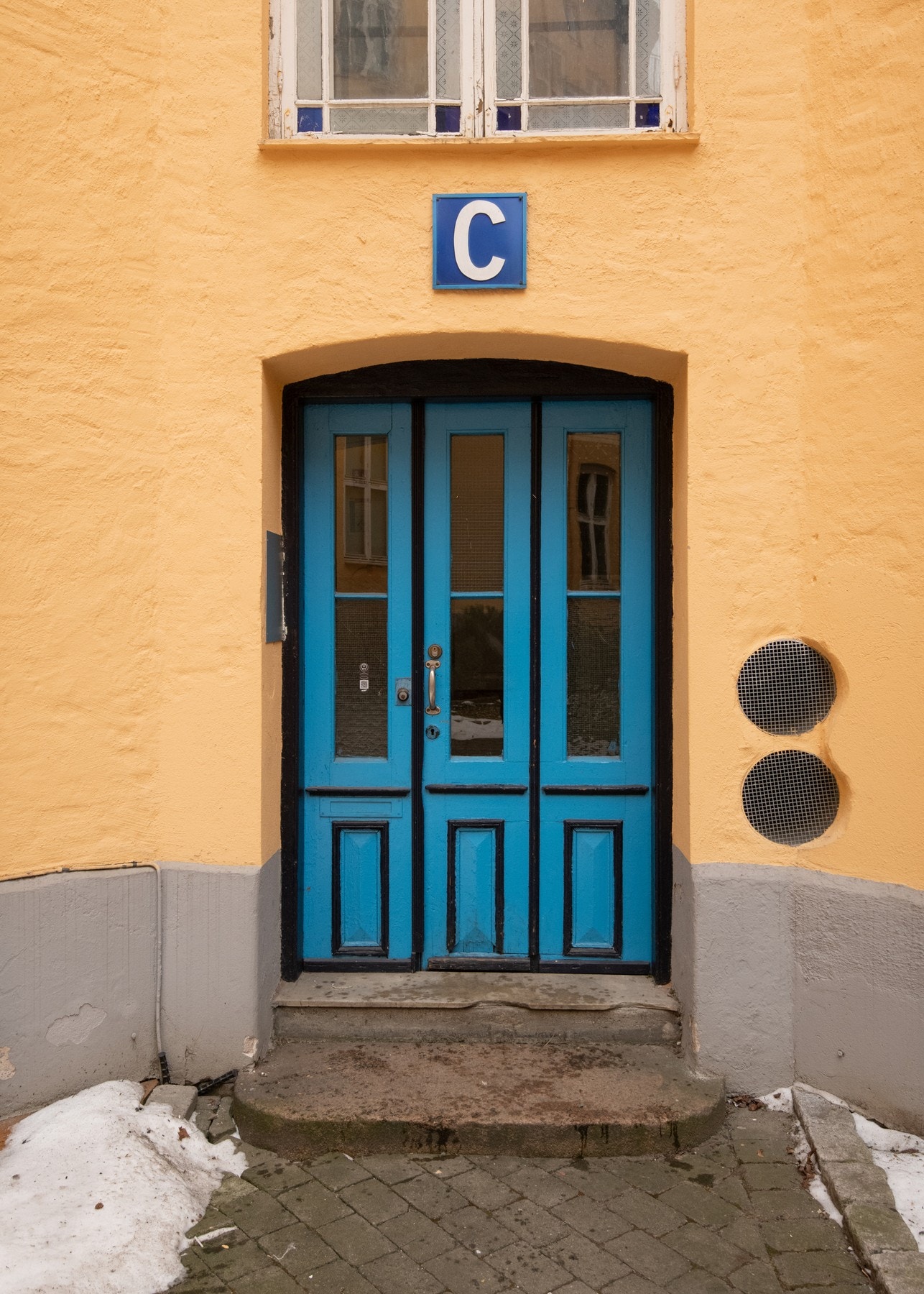 Leiligheten ligger i en klassisk bygård med fine detaljer. Galleribilde