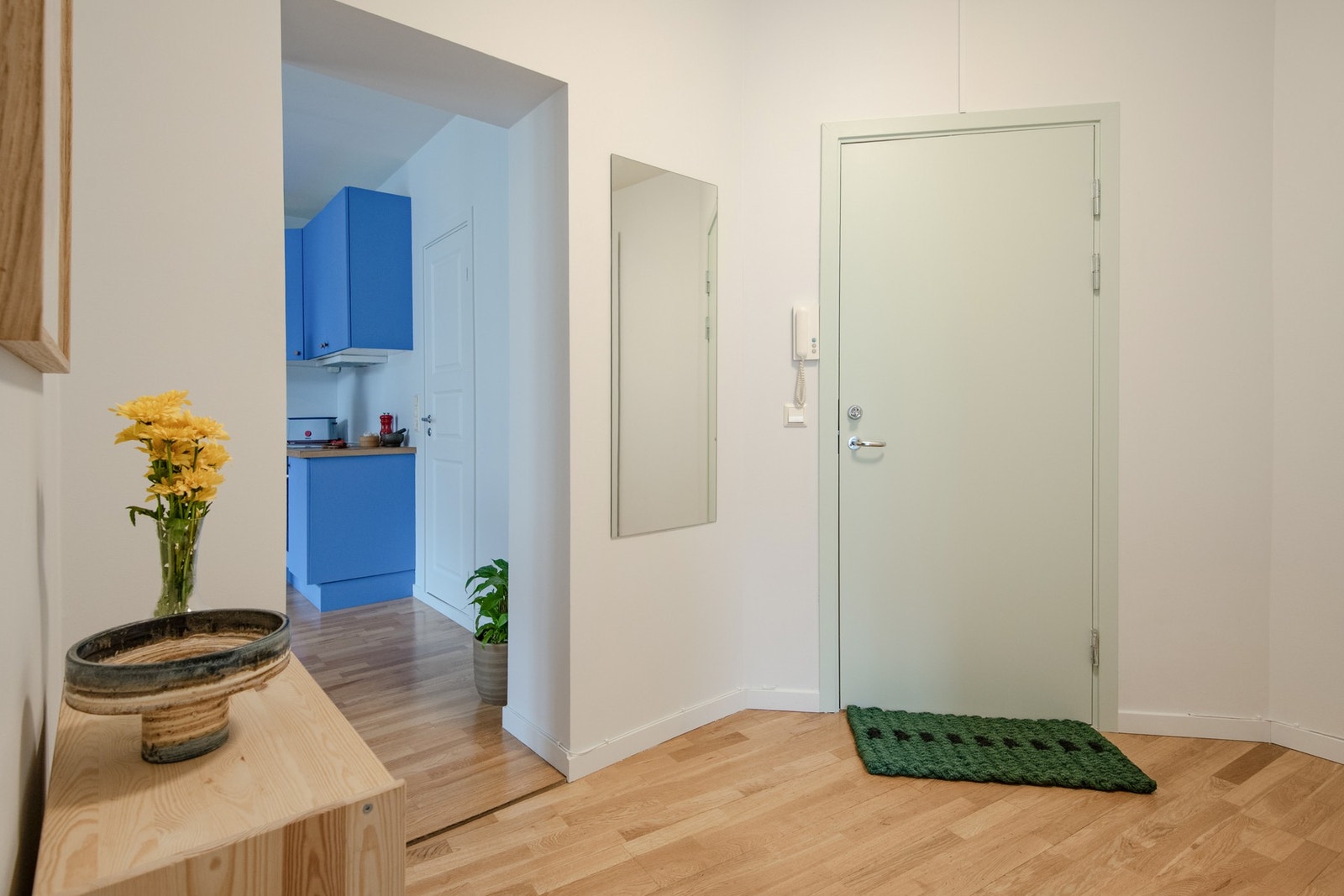 Du tar deg opp til leiligheten i byggets 4. etasje via felles trapperom. Når du entrer leiligheten, kommer du inn i en innbydende og praktisk entré. Galleribilde