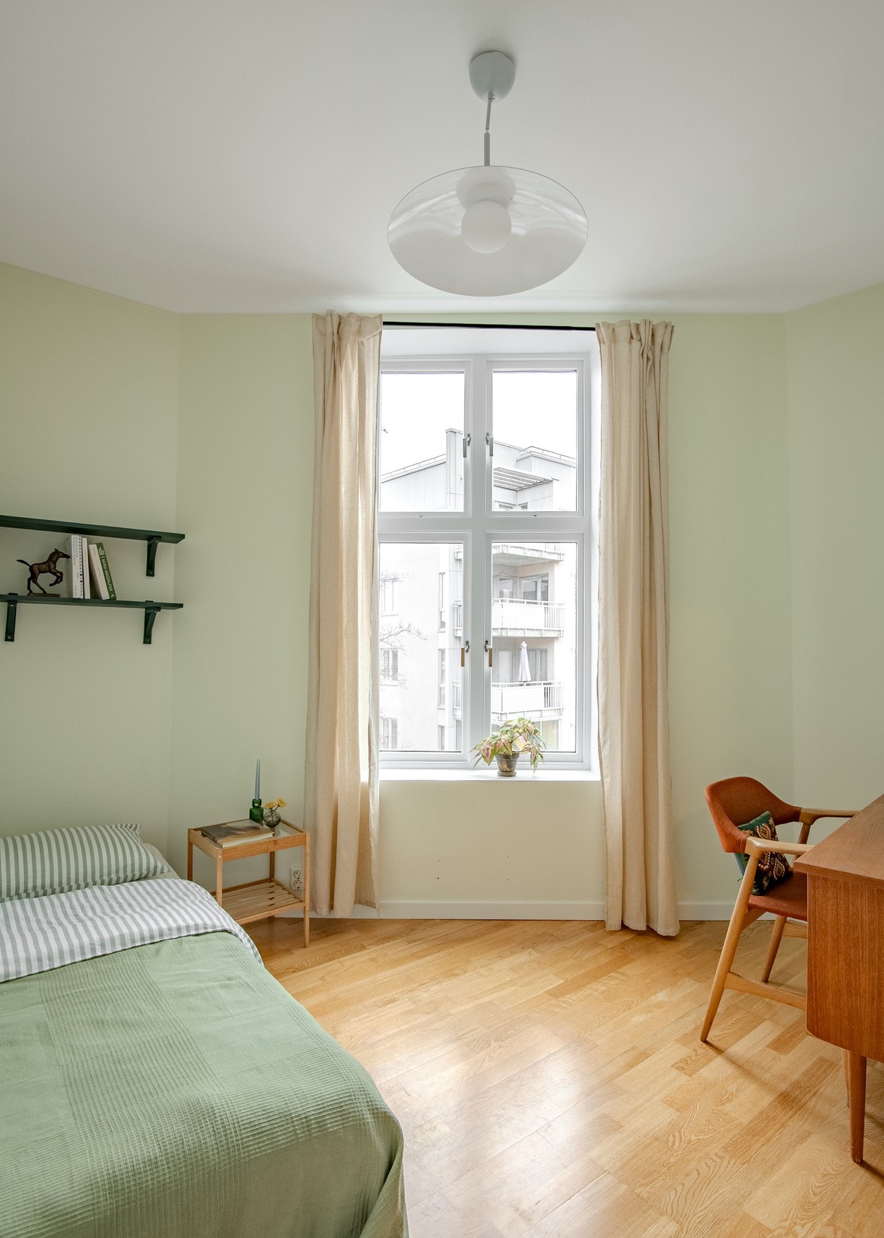 Samme gode standard som resten av leiligheten med trestavs parkett på gulv og glatte malte overflater. Galleribilde