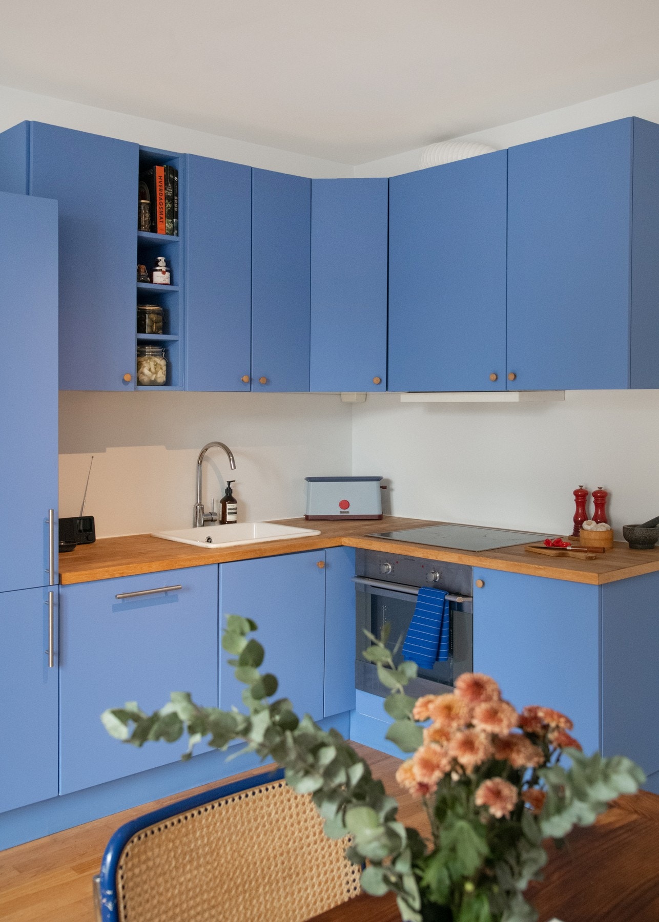 Innredningen har glatte fronter og benkeplate av tre med nedfelt oppvaskkum. Galleribilde