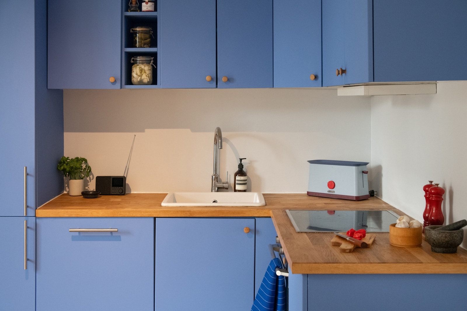 Kjøkkenet er fullt utstyrt med integrerte hvitevarer som medfølger i handelen. Galleribilde