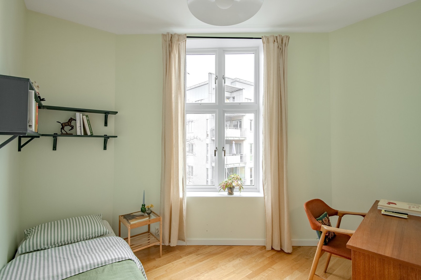 Leilighetens andre soverom er også av god størrelse. Galleribilde