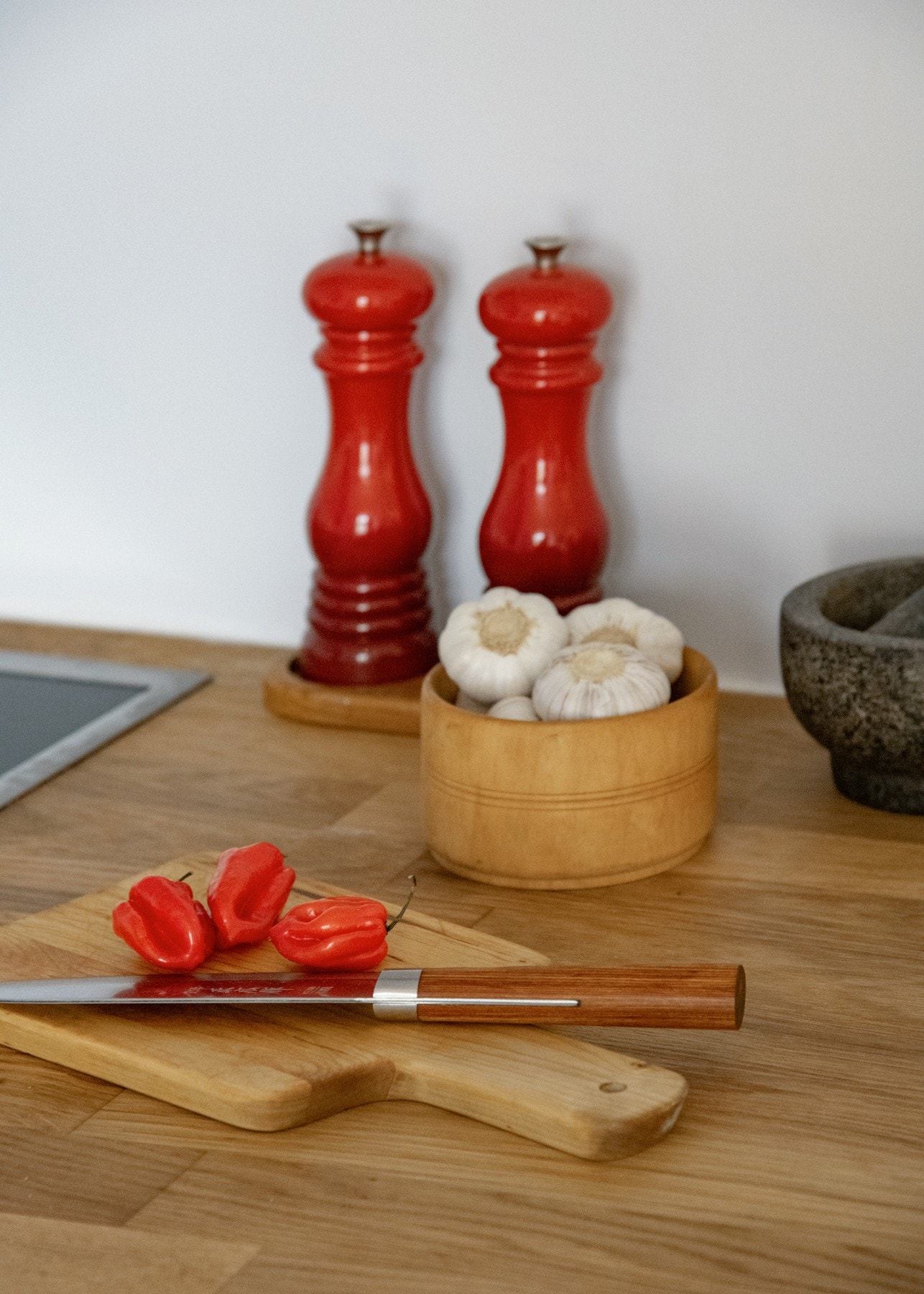 Benkeplaten ble pusset og oljet i 2026. Galleribilde