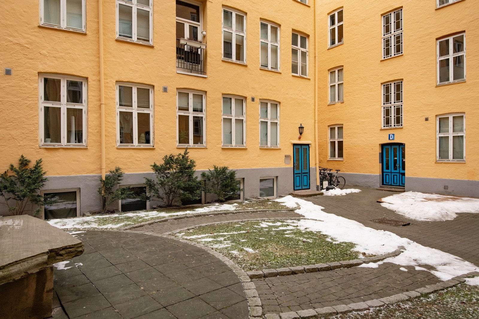 Hyggelig lukket gårdsrom med sykkelparkering. Galleribilde