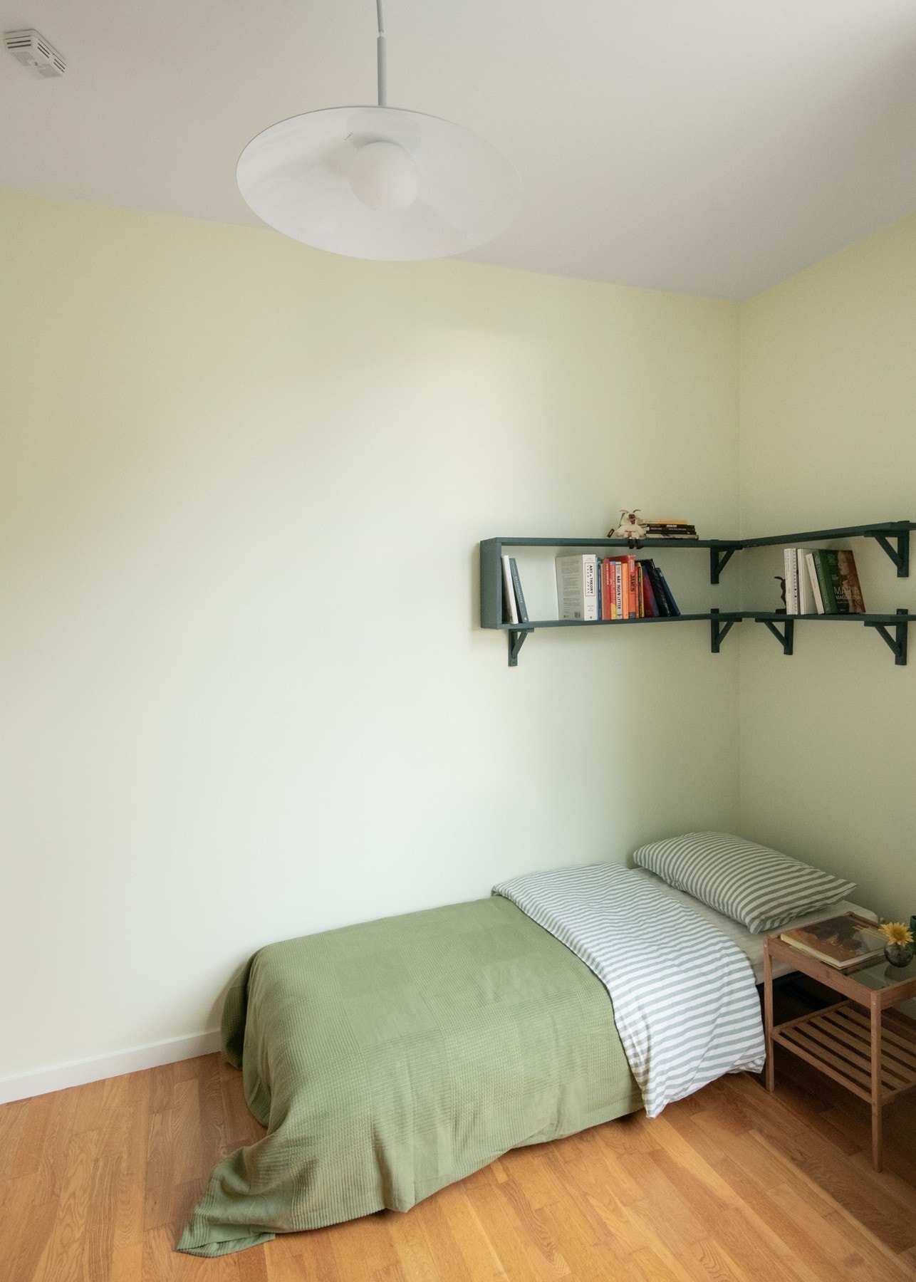 Også her har du god plass til seng med tilhørende nattbord. Galleribilde