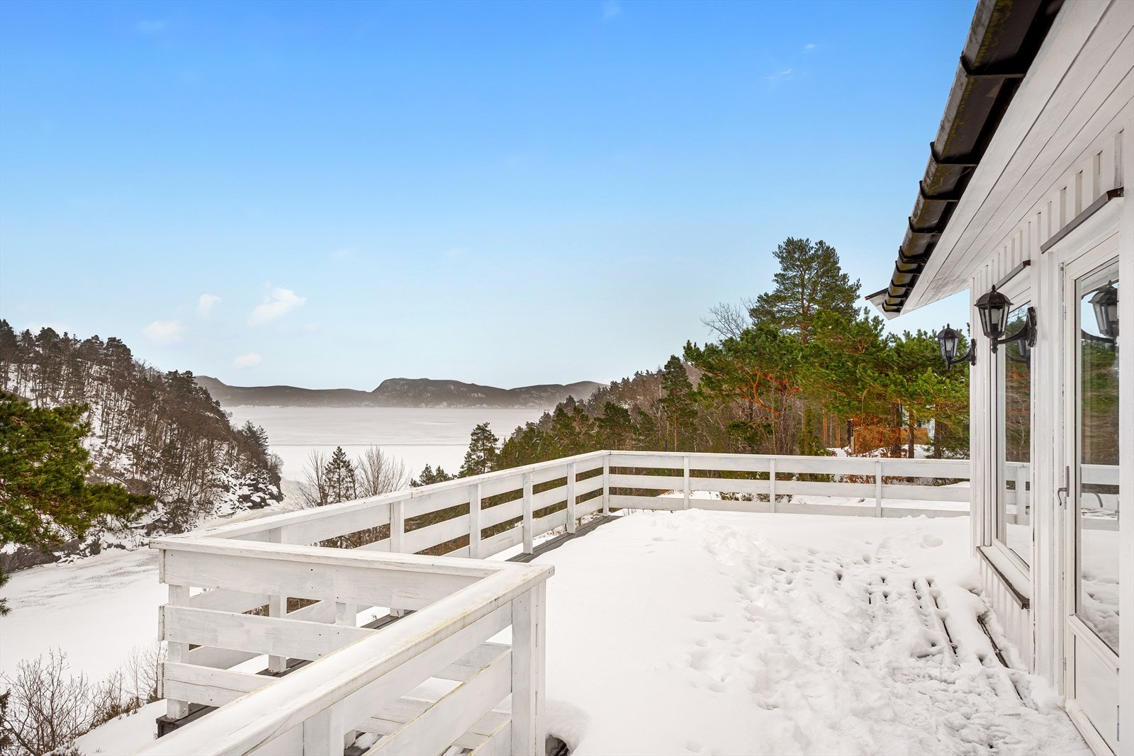 Hytta byr på gode solforhold, flott utsikt og umiddelbar nærhet til naturen. Galleribilde