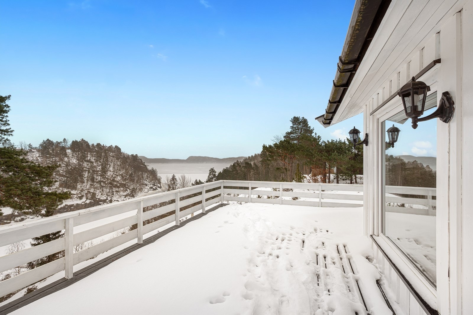 Fra stue er det utgang til stor veranda med flott utsikt, og sol hele dagen. Galleribilde