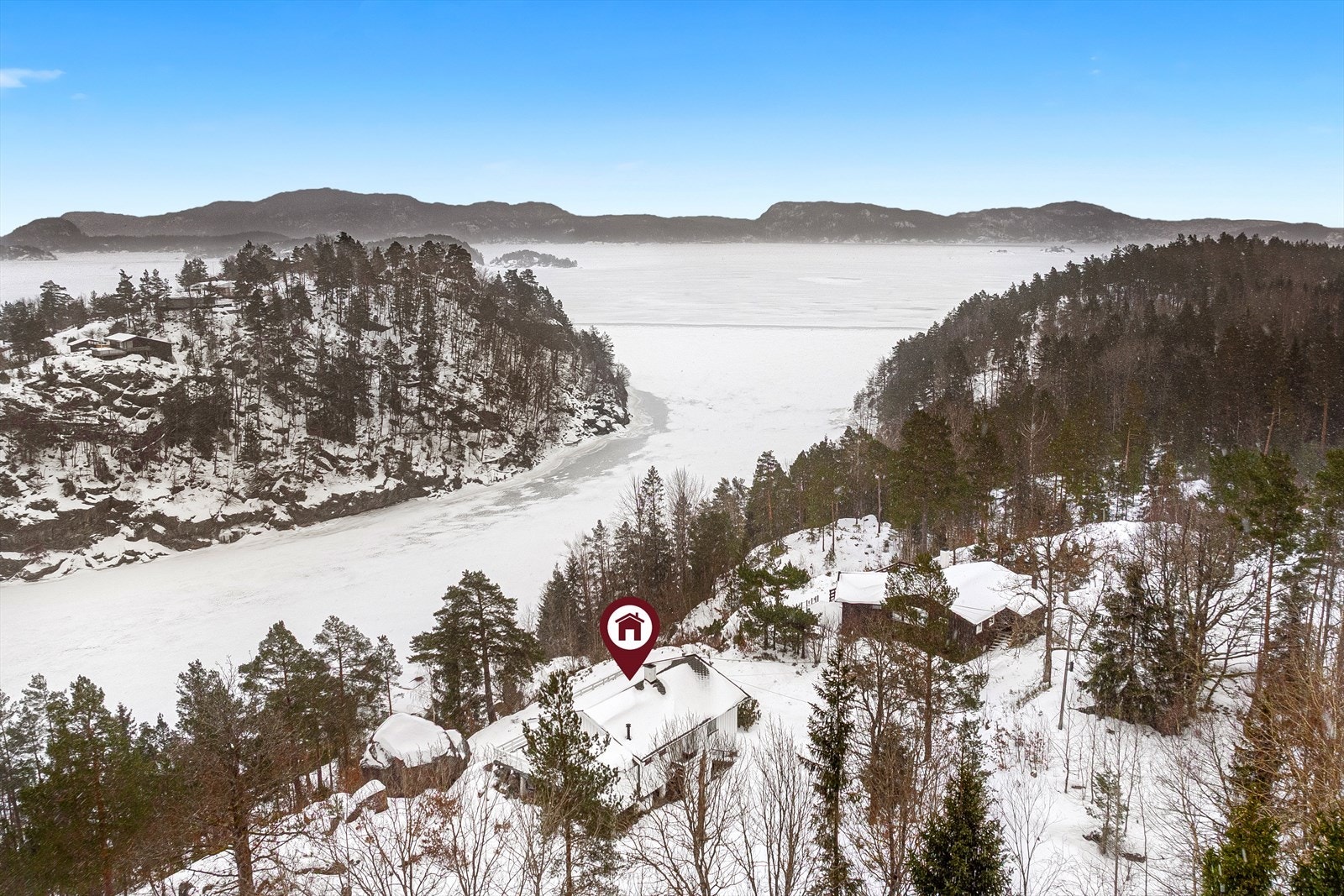 Båtveien til Kragerø sentrum er ikke stort mer enn 10 min med hurtiggående båt. Her finner du et yrende liv sommerstid med sommershow, konserter, utstillinger og teaterforestillinger. Galleribilde