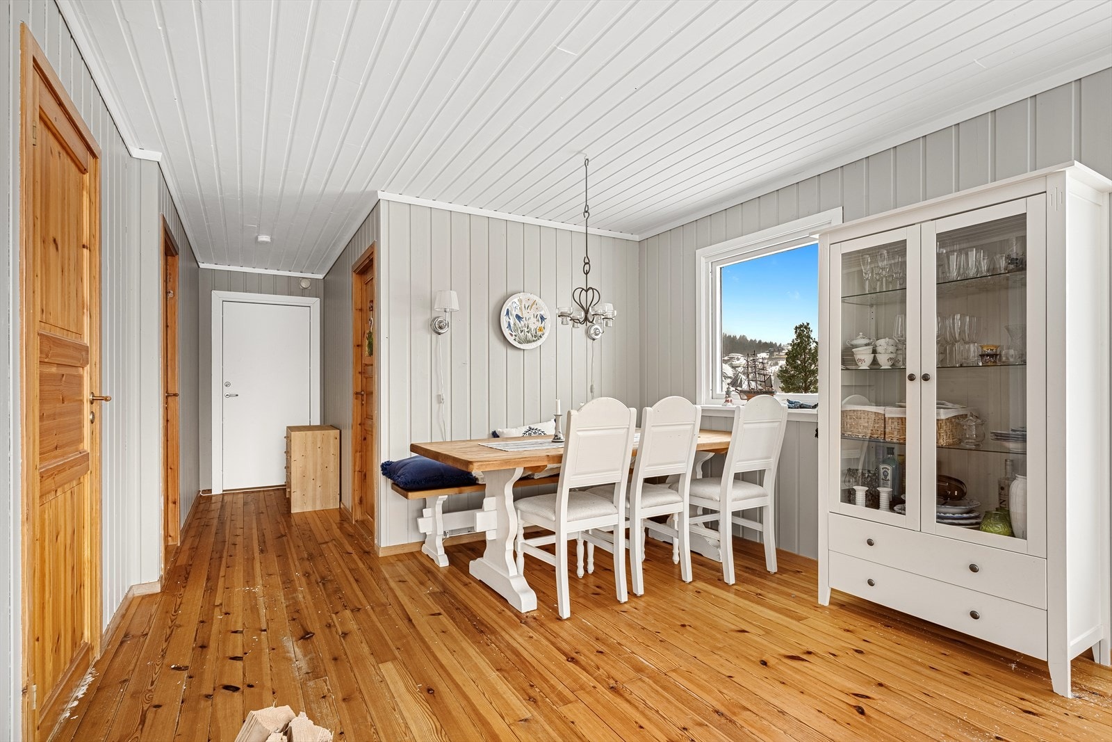 Stue med plass til både sittegruppe og spisebord. Galleribilde