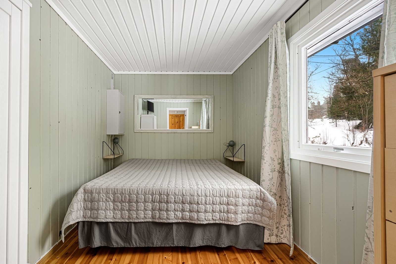 Hytta har 3 soverom med plass til senger og oppbevaring. Galleribilde