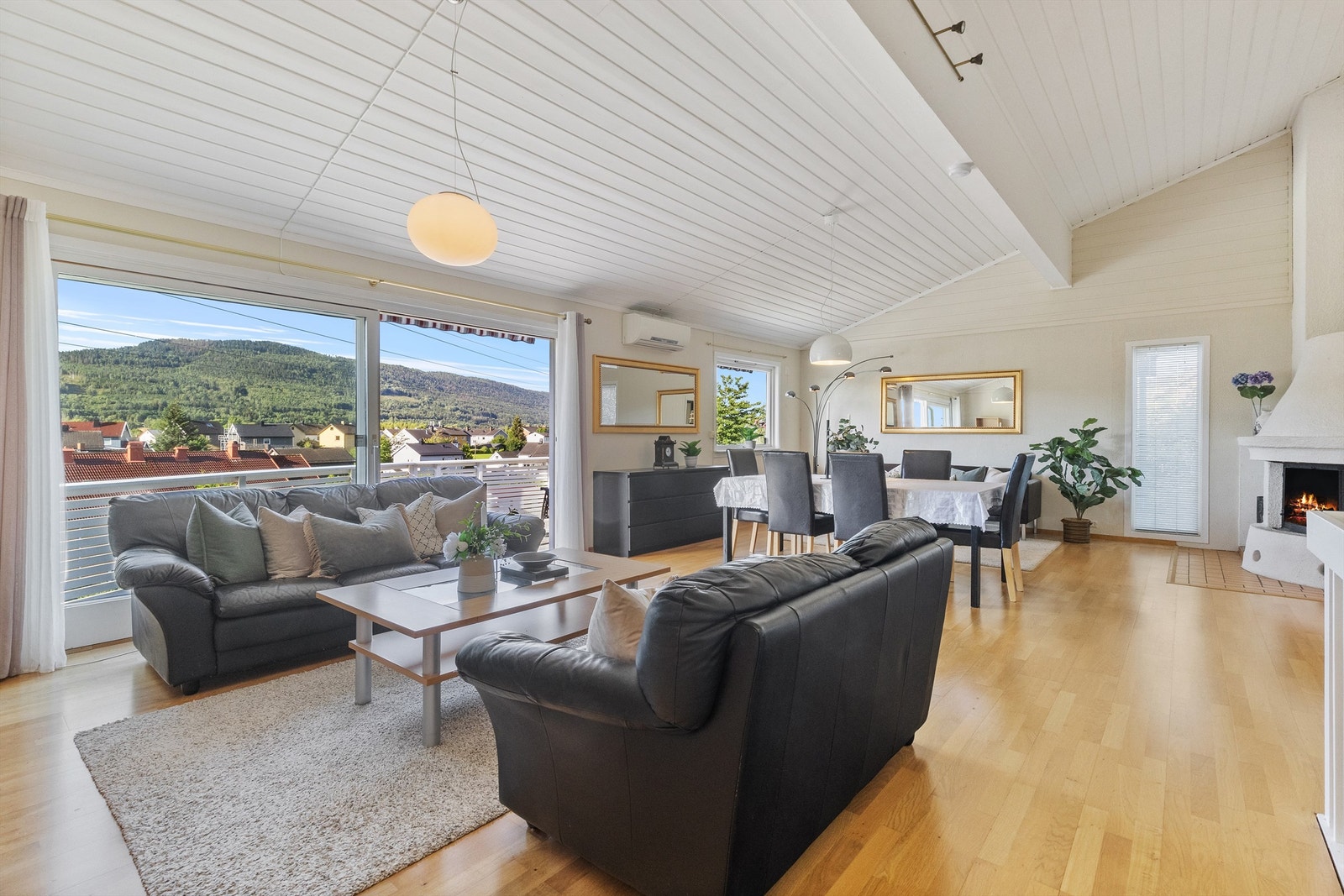 Rommet har høy takhøyde (opptil 4,16 m). Godt lys i stuen og utgang til stor terrasse med flott utsikt. Galleribilde