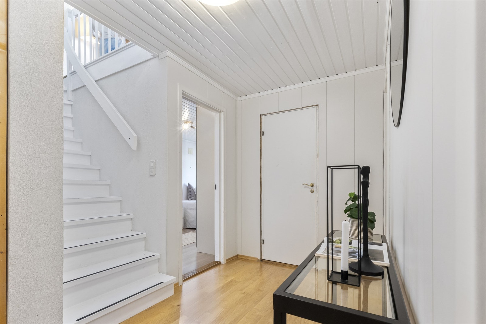 Gang med trappegang til 1. etasje. Galleribilde