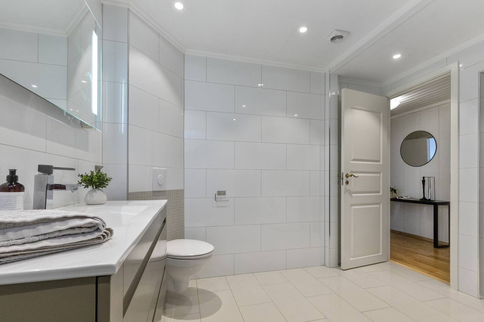 Badet har downlights i tak og gulvvarme. Galleribilde