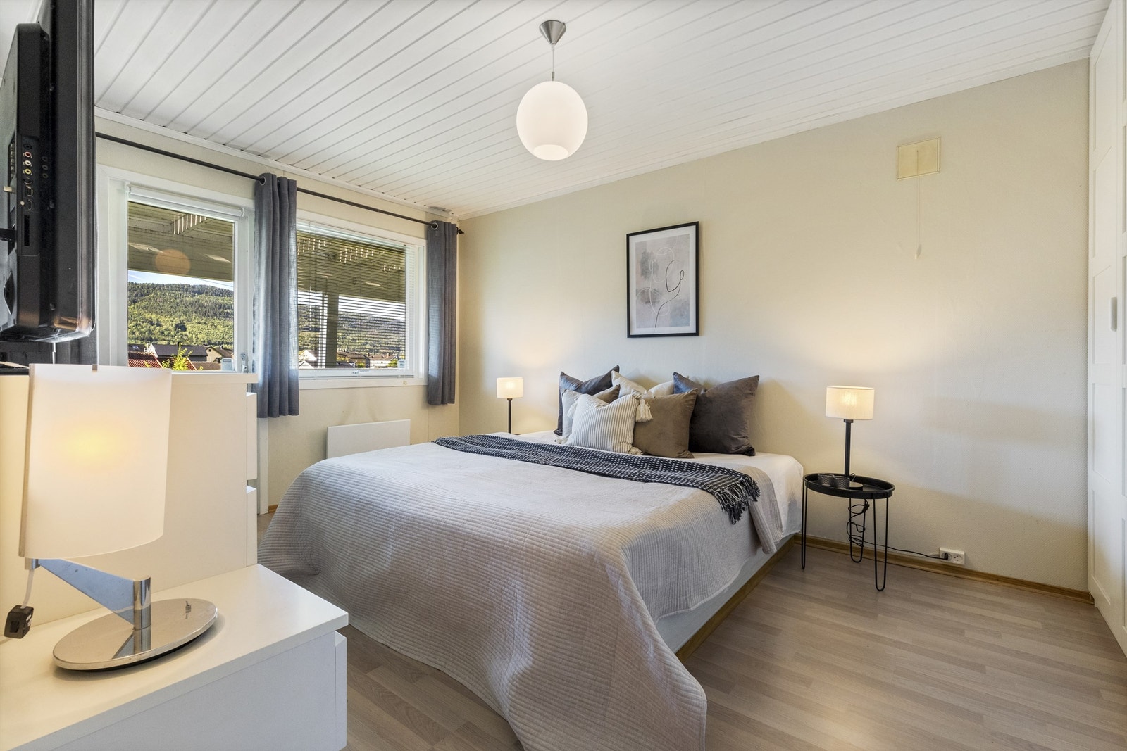 Soverom 3 med utgang til hageområde. Galleribilde