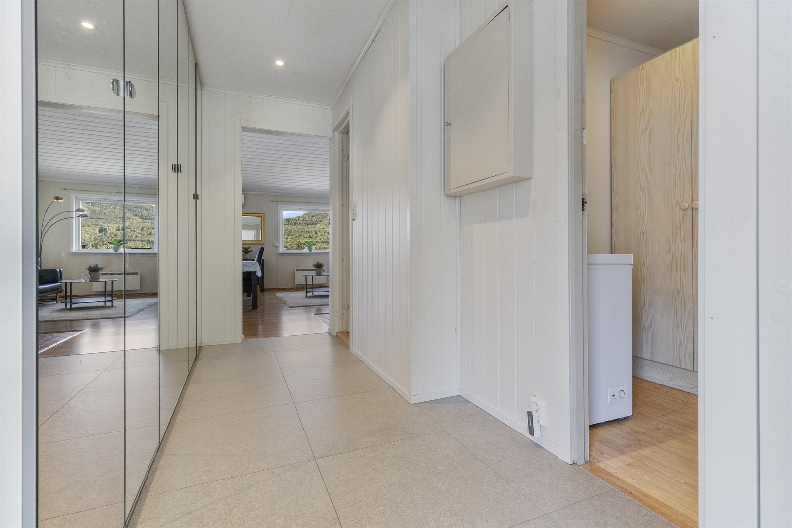 Entré med downlights i tak og gulvvarme. Galleribilde