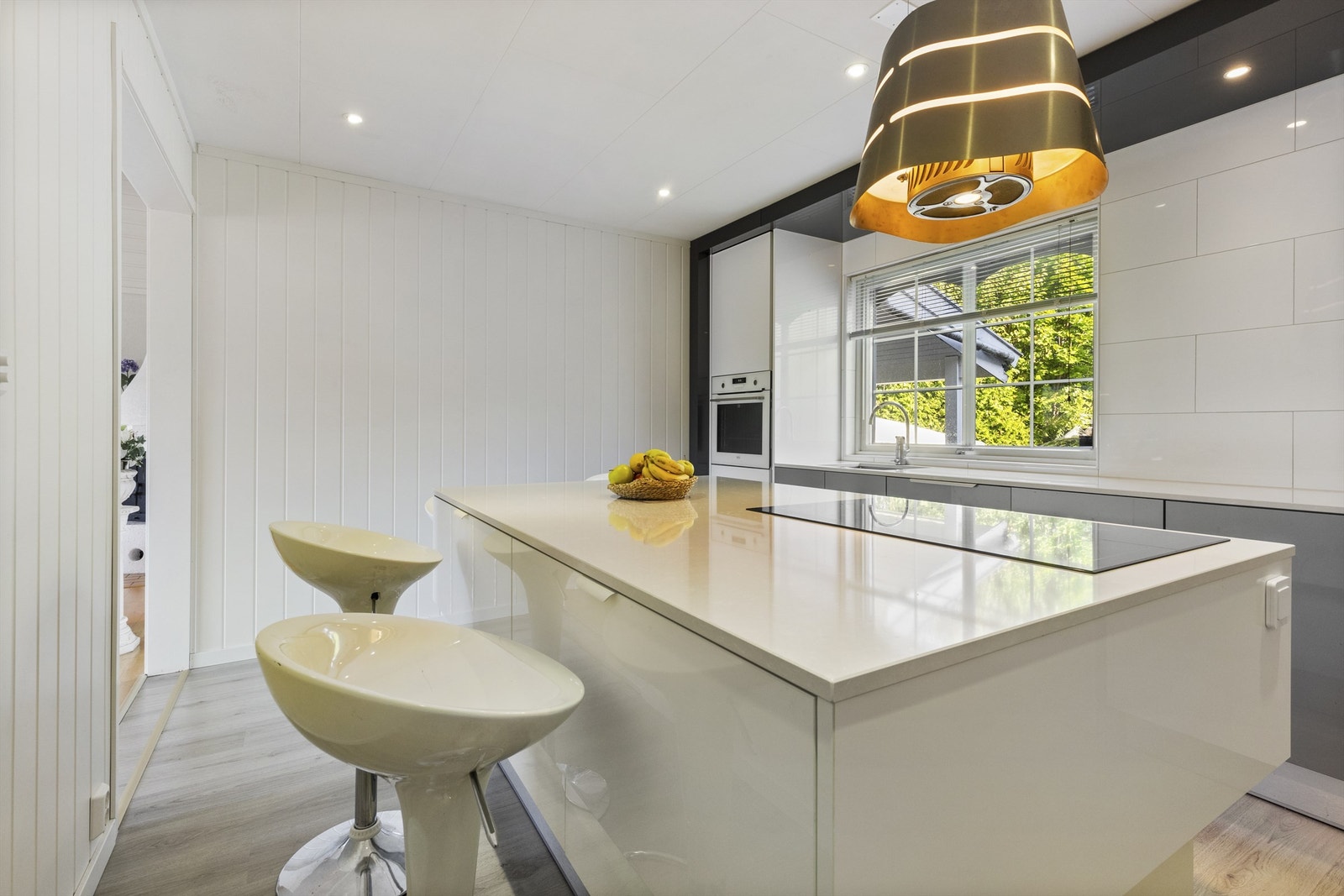 Det er delvis åpen løsning mellom stuen og kjøkkenet. Galleribilde