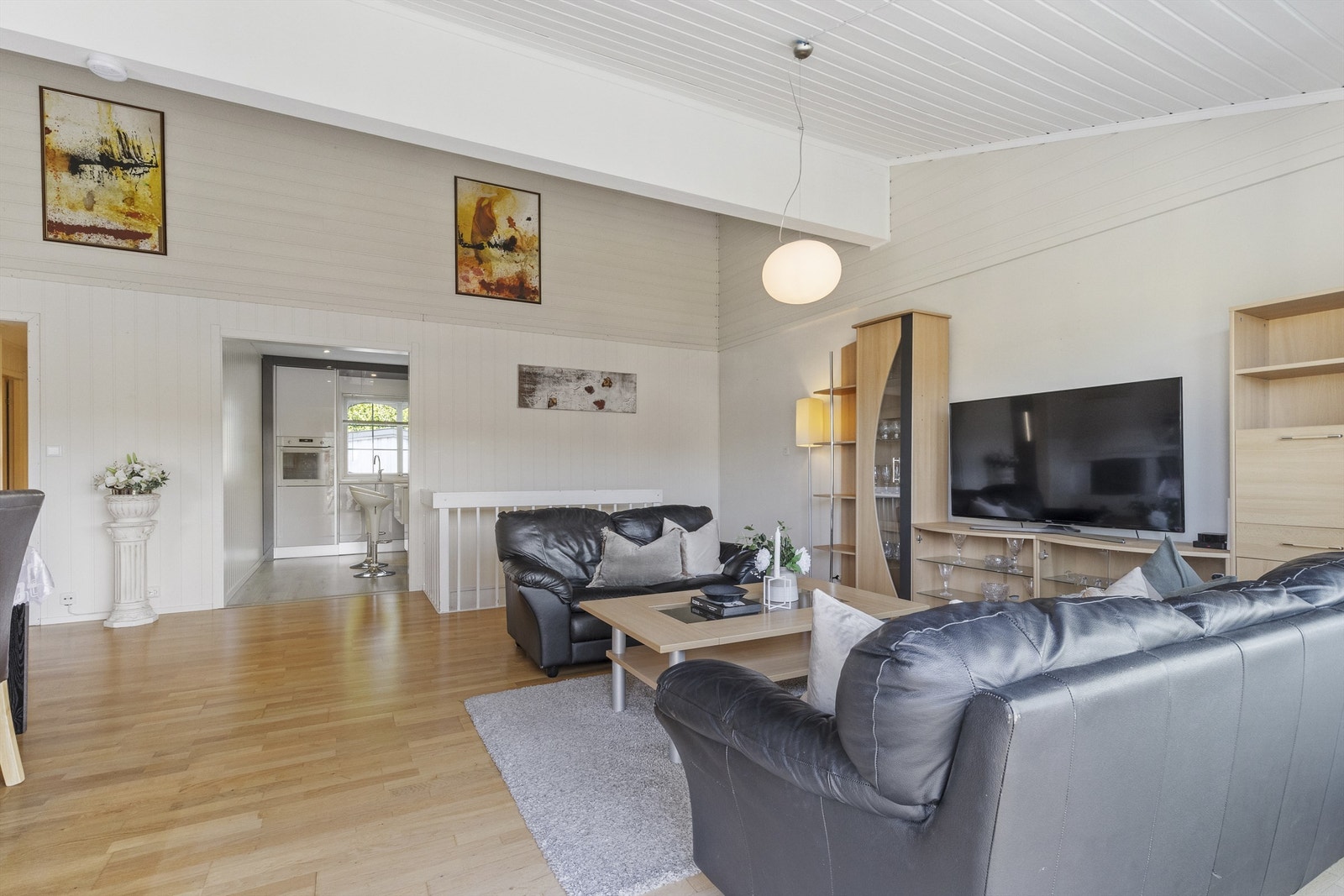 Huset har en familievennlig planløsning, med alle hovedfunksjoner i øvre etasje. Galleribilde