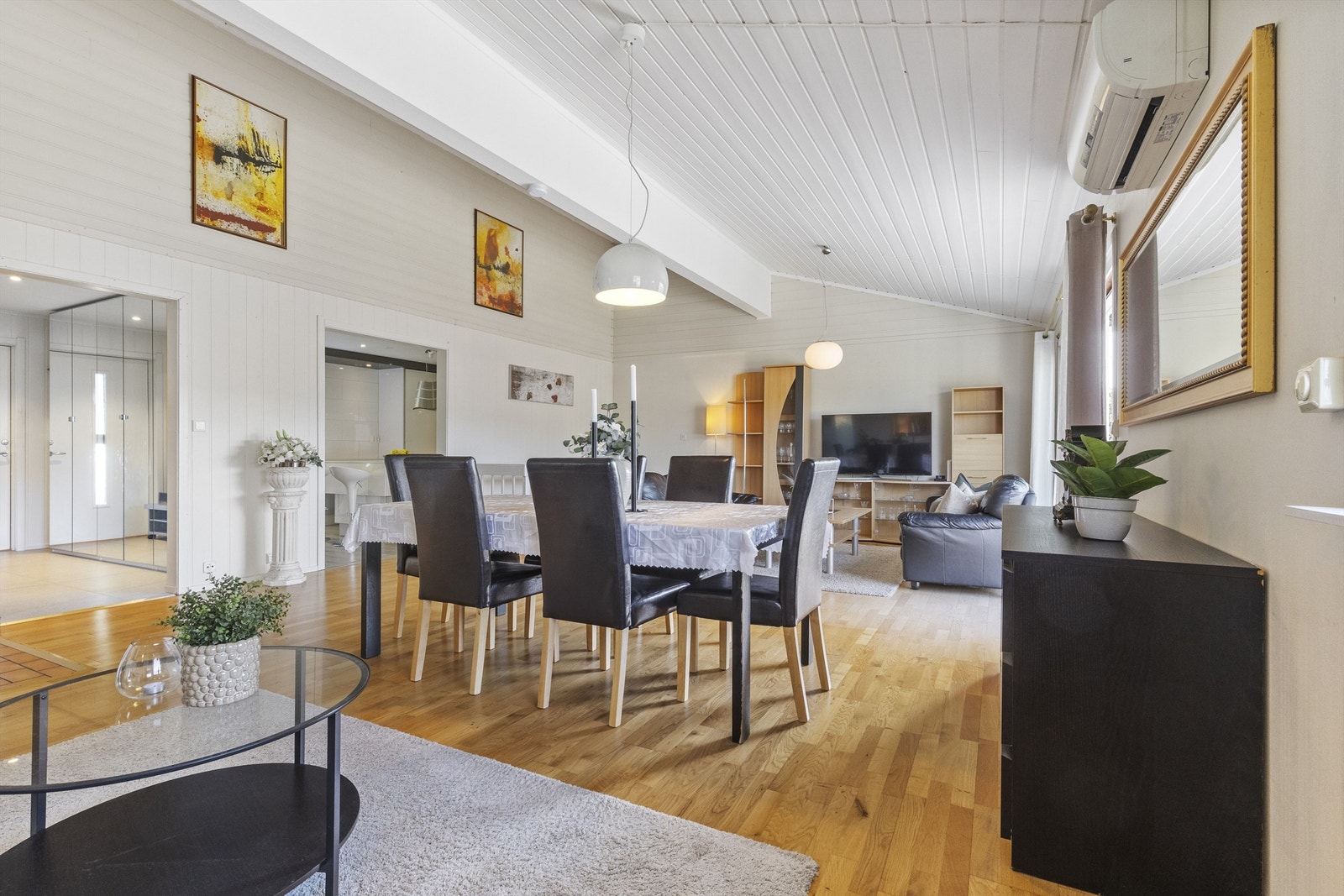 Trappegang til underetasjen. Galleribilde