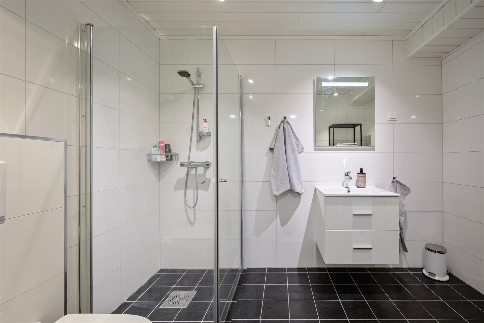 Lekkert baderom med varmekabler i gulvet. Galleribilde