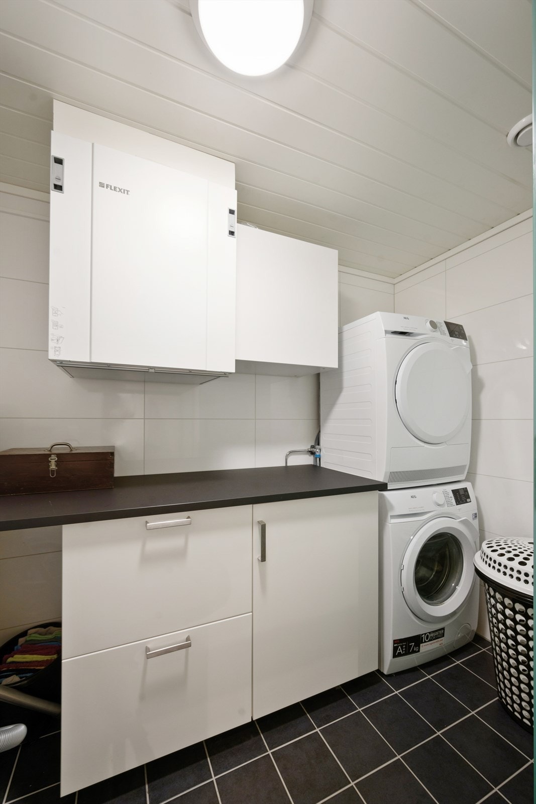 Praktisk vaskerom med god plass til vaskemaskin og tørketrommel, samt bra med oppbevaring! Galleribilde