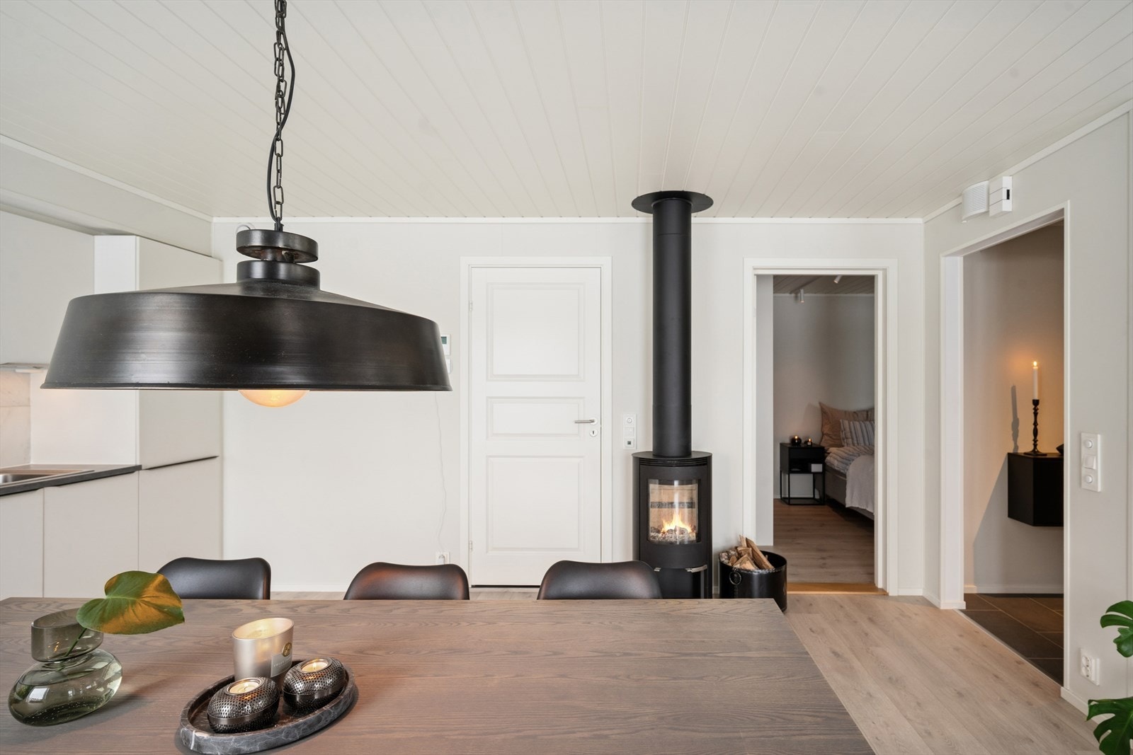 Peis i stuen. Galleribilde