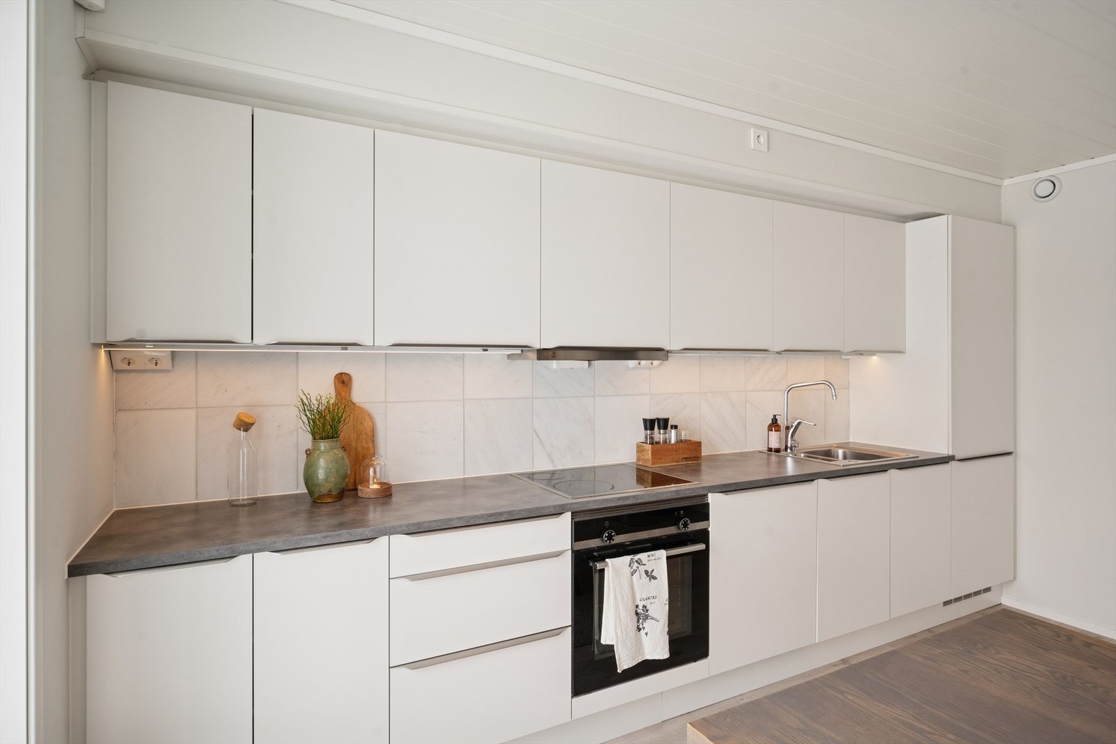 Stilfullt kjøkken med integrerte hvitevarer. Galleribilde