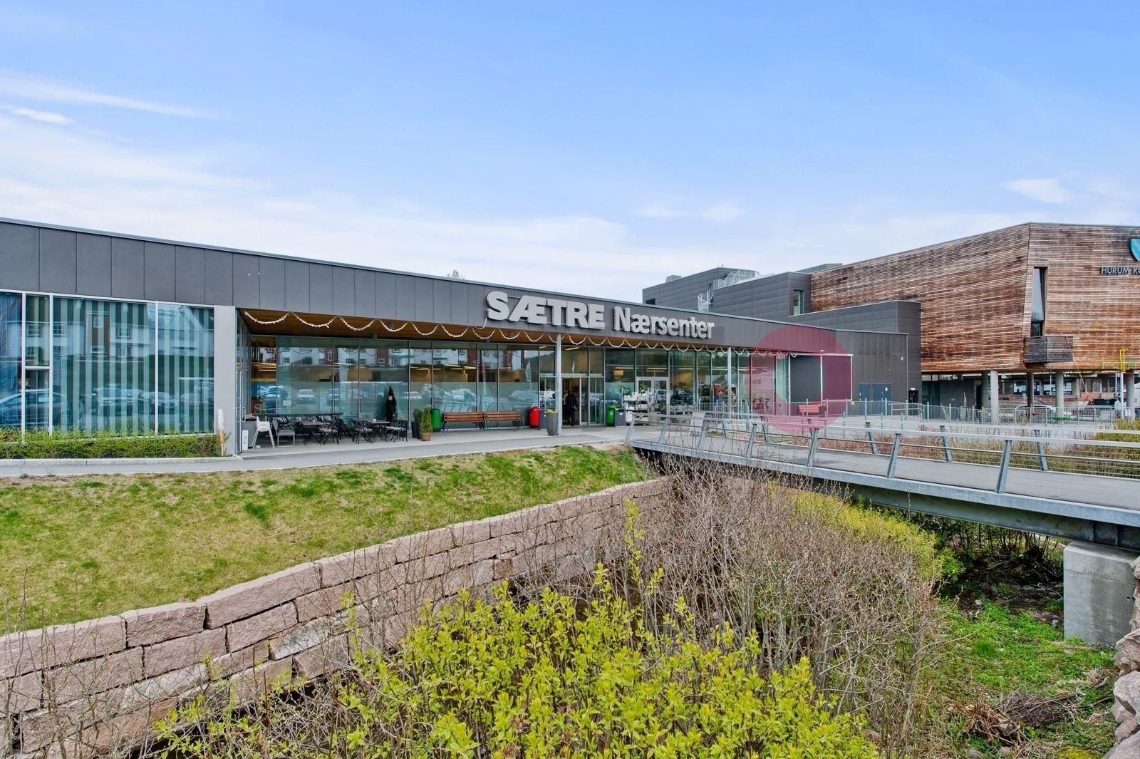 Det er ikke lange kjøreturen til Sætre sentrum med nærsenter, butikker og cafeer. Galleribilde